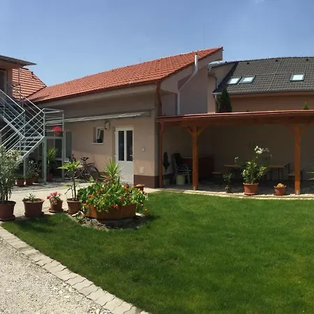 Sunny Nocľah s raňajkami Sturovo